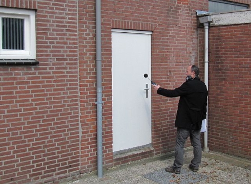 Geluidmeting bij een zijdeur van een feestzaal