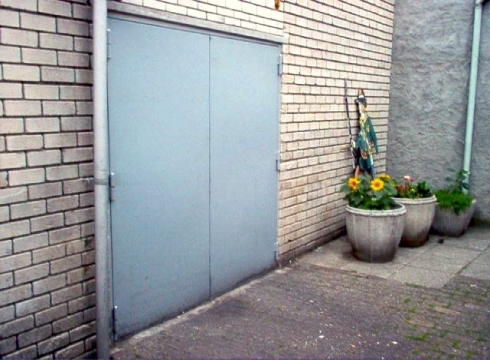 Geluidisolerende deur van een discotheek