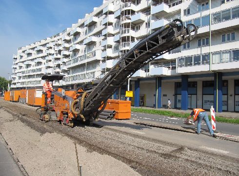 Freeswerkzaamheden naast een woongebouw