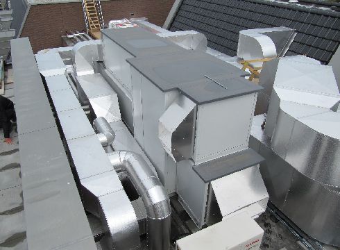 Luchtbehandelingsinstallatie op het dak van een woongebouw