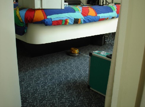 Meten van trillingen in de slaapkamer van een woning