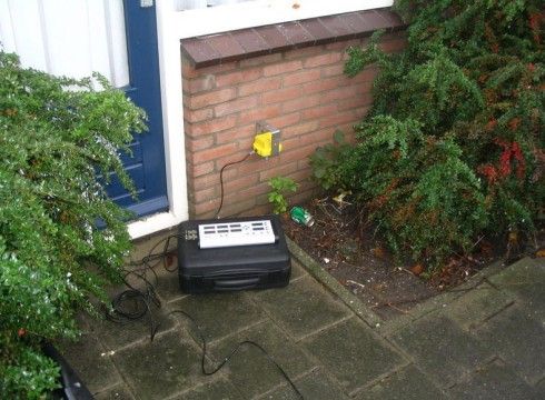 Trillingsopnemer bevestigd aan een woning