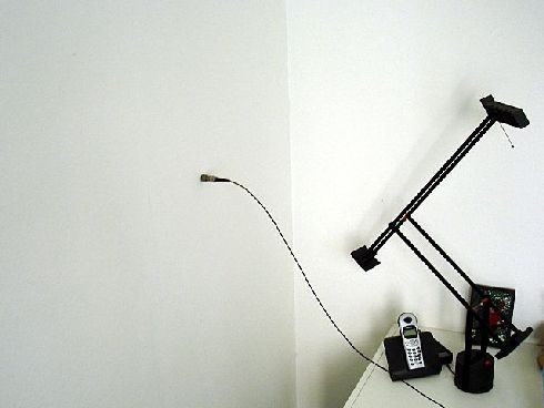 Praktijkmeting met een trillingsopnemer op een wand