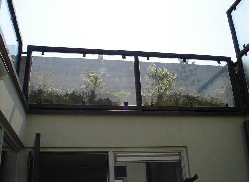 Bovenzijde van de woning en het aangrenzende geluidscherm