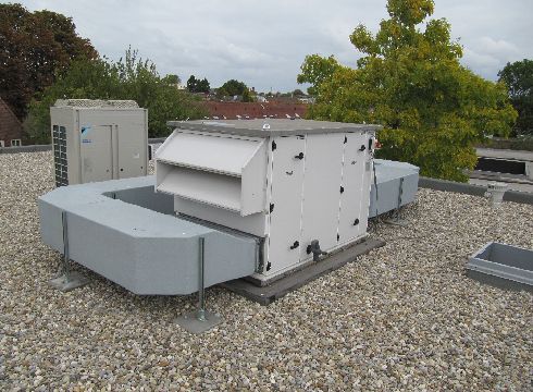 WTW installatie op het dak van een kantoor