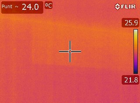 Temperatuurverschil ter plaatse van een draagbalk die dwars door de buitengevel steekt