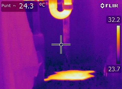 Een eenvoudige lekkage in een keukenkastje